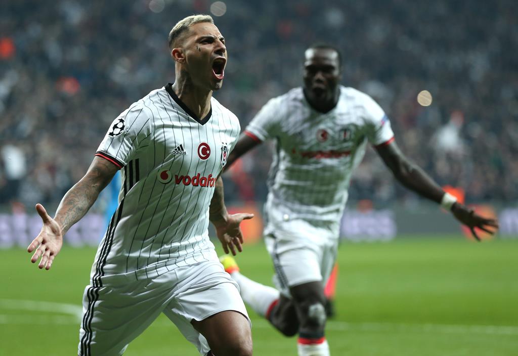 Lembra dele? Quaresma é dispensado do Besiktas e deve acertar com outro  clube turco - Notícias - Galáticos Online