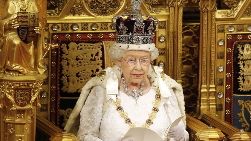 Rainha Isabel II lê o Discurso da Rainha durante a Abertura do Parlamento na Câmara dos Lordes em Londres.18 de Maio de 2016. Grant/Pool Foto EPA