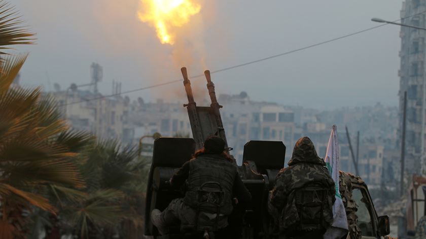 Membros do Exército Livre da Síria disparavam armamento antiaéreo numa área que ainda controlavam na segunda-feira. Foto: REUTERS/Abdalrhman Ismail