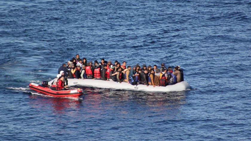 A lancha Red Mist em auxílio a refugiados ao largo da ilha de Lesbos, na Grécia. Foto: DR