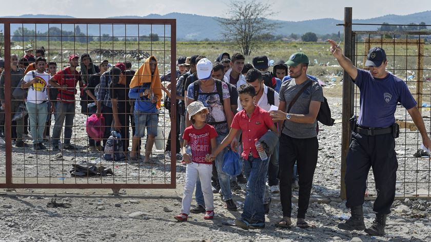 Migrantes dão entrada num campo de registo na Macedónia. Foto: EPA