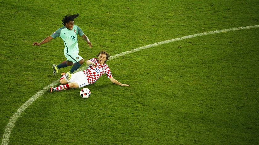 Renato Sanches vence duelo com Modric no Euro 2016. Foto: EPA