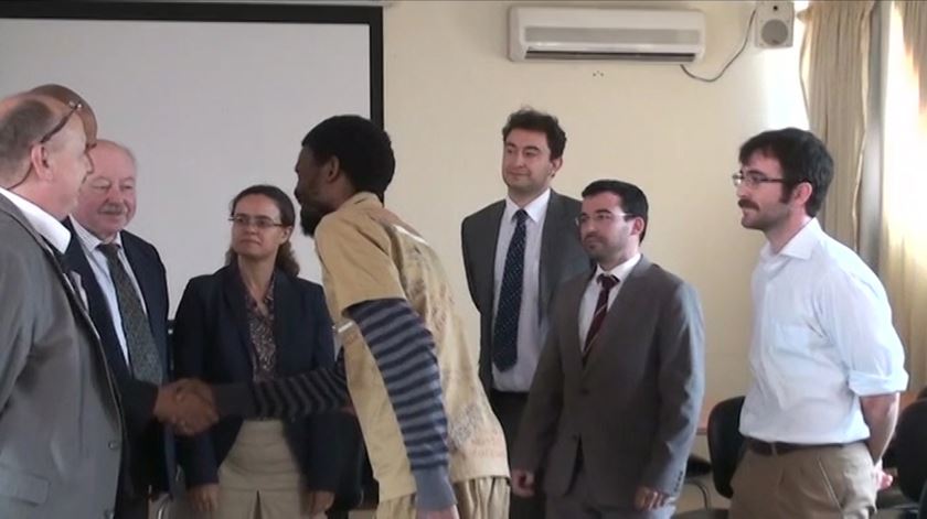 Representantes diplomáticos e activistas reuniram-se no hospital-prisão de São Paulo, em Luanda