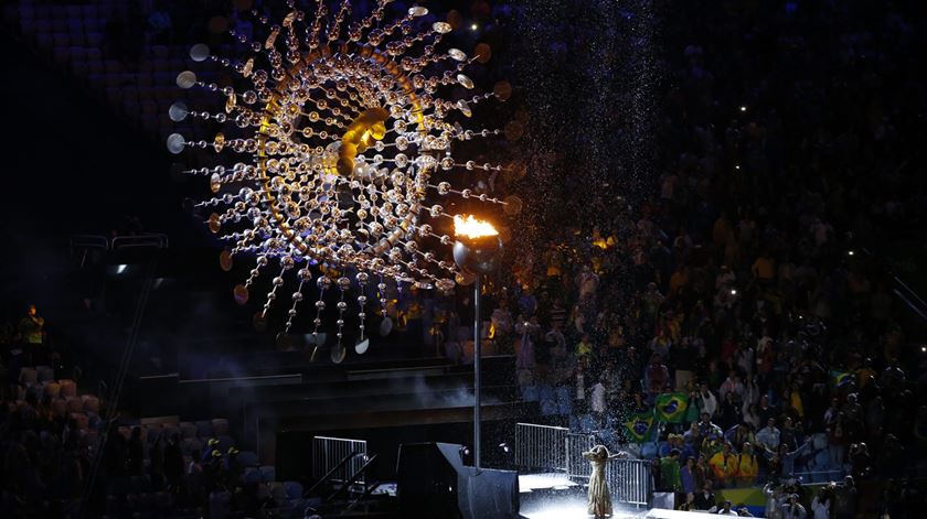 A chama olímpica apaga-se ao som de "Pelo Tempo que Durar", música escrita por Adriana Calcanhoto e Marisa Monte e interpretada por Mariene de Castro. Foto: Michael Reynolds/EPA