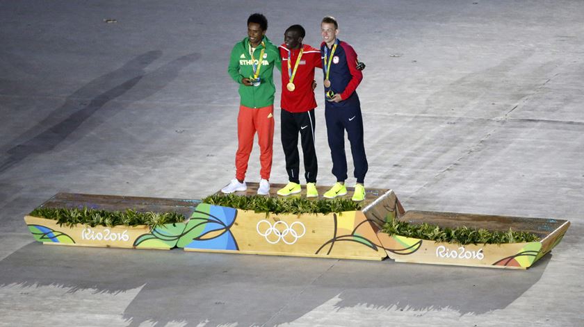 A cerimónia inclui a entrega de medalhas aos vencedores da maratona masculina. O queniano Eliud Kipchoge ficou em primeiro lugar, seguido do etíope Feyisa Lilesa e do americano Galen Rupp. Na contagem de medalhas, os Estados Unidos foram os grandes vencedores, com 121 no total, 46 de ouro. Foto: Michael Reynolds/EPA