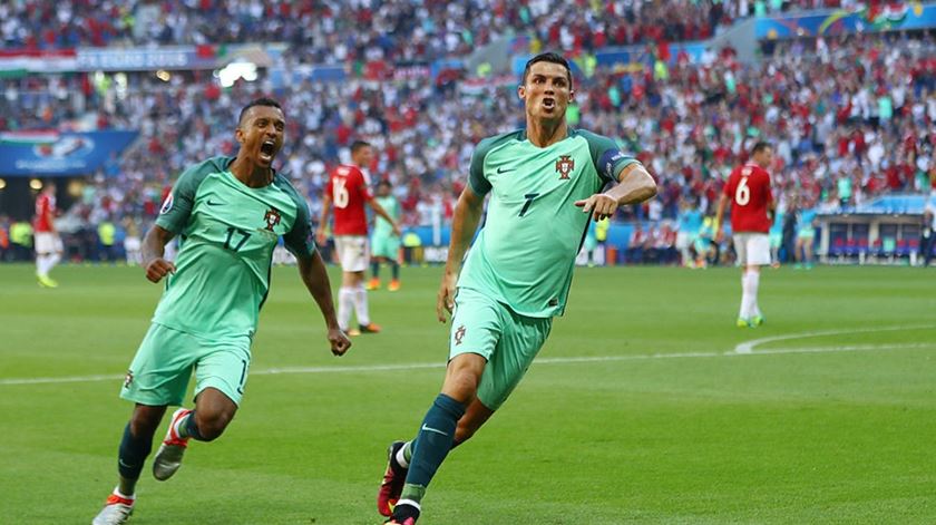 Ronaldo, na companhia de Nani, registou a melhor exibição no Euro 2016. Foto: uefa.com