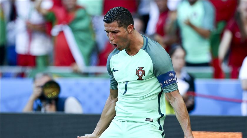 Ronaldo "bisou" e ajudou Portugal a alcançar os oitavos-de-final do Europeu. Foto: EPA