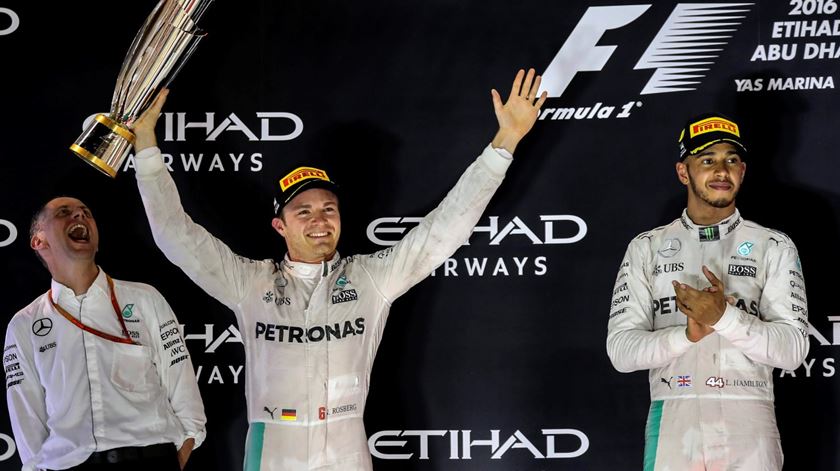Rosberg e Hamilton na celebração do pódio em Abu Dhabi. Foto: Srdjan Suki/EPA