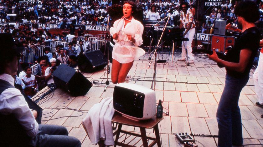 Com os Salada de Frutas, na festa do jornal Se7e, em Julho de 1981. A primeira vez que apareceu no palco com uma minissaia