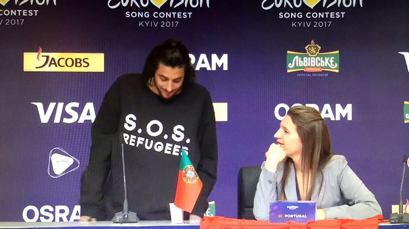 Salvador vestiu uma camisola com a mensagem "S.O.S. Refugiados" na conferência de imprensa após a semi-final. Imagem: Eurovisão