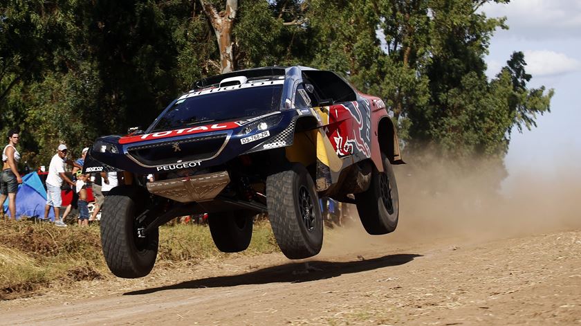 Loeb foi segundo classificado no Dakar 2017, ao volante do 3008. Foto: Felipe Trueba/EPA