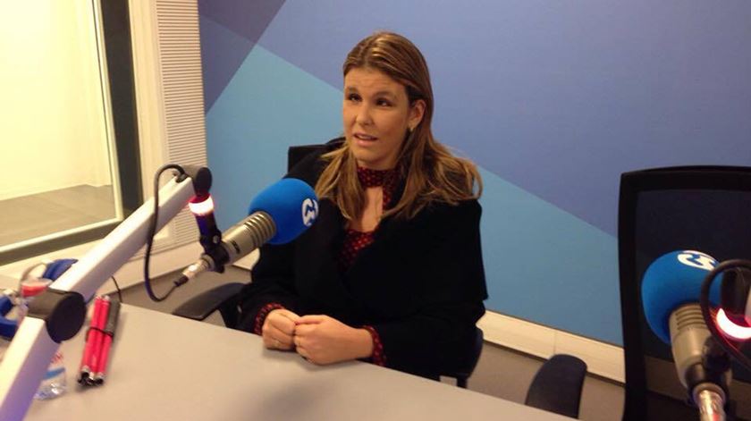 Ana Sofia Antunes esclarece familiares de titulares da pensão social para a inclusão. Foto: RR