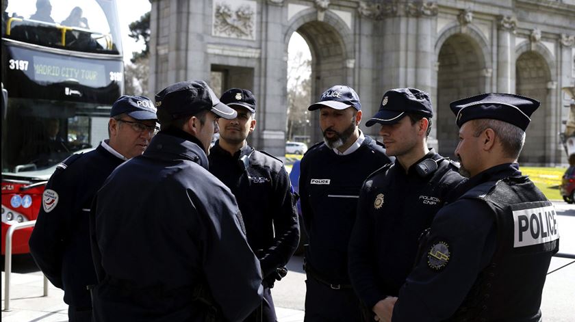 Polícias espanhóis montam guarda junto à Puerta de Alcalá em Madrid. Foto: Paco Campos/EPA