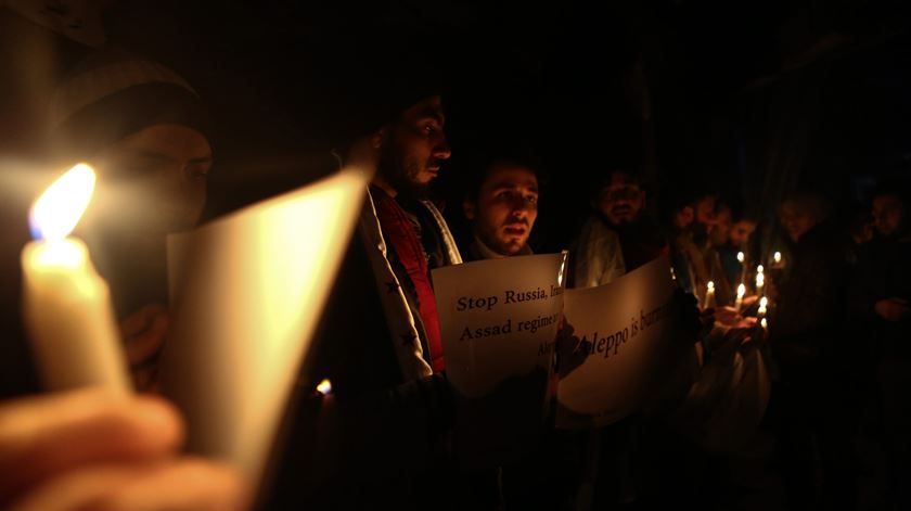 Activistas reuniram-se na noite desta terça-feira em Douma, nos arredores de Damasco, numa vigília solidária com os civis de Alepo. Foto: EPA/MOHAMMED BADRA