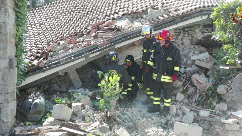 Bombeiros procuram sobreviventes em Amatrice. Foto: bombeiros italianos/EPA