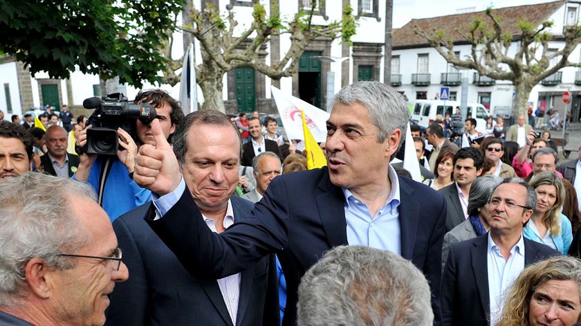 Carlos César ao lado de José Sócrates nos Açores. Foto: DR