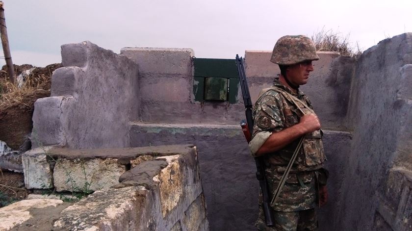 Soldado arménio na trincheira entre Nagorno Karabakh e Azerbaijão. Foto de arquivo: Filipe d