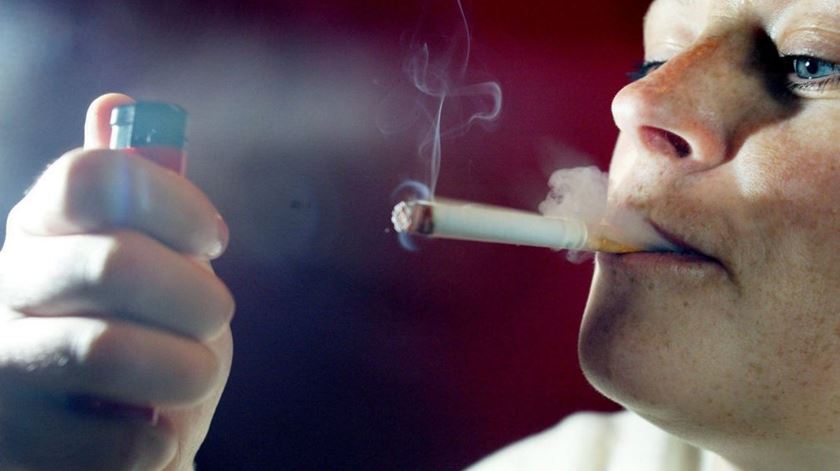 Médicos lamentam aumento de fumadores, sobretudo entre mulheres jovens. Foto: Lusa