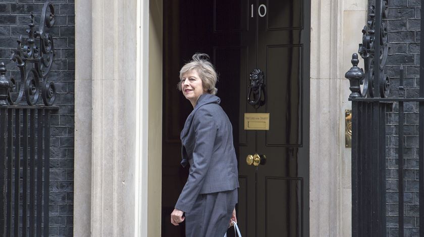 Theresa May chega à sua nova casa. Foto: Will Oliver/EPA