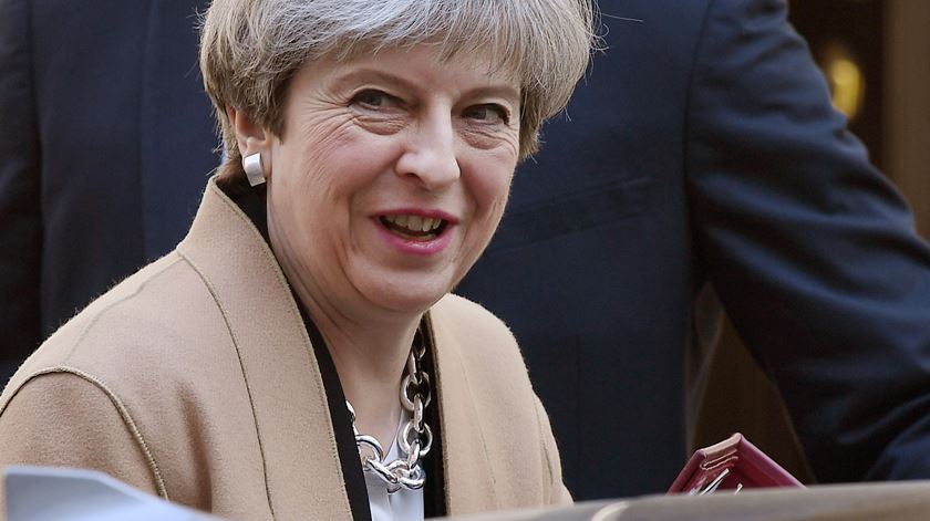 A primeira-ministra à saída de Downing Street, para se dirigir ao parlamento. Foto: Andy Rain/EPA