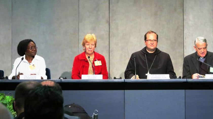 Thérèse Nyirabukeye, Moira McQueen e Jeremias Schröder no briefing do Sínodo 2015. Foto: Twitter