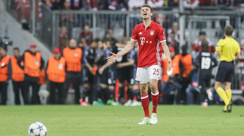 Thomas Muller incrédulo com arbitragem do Real-Bayern. Foto: EPA