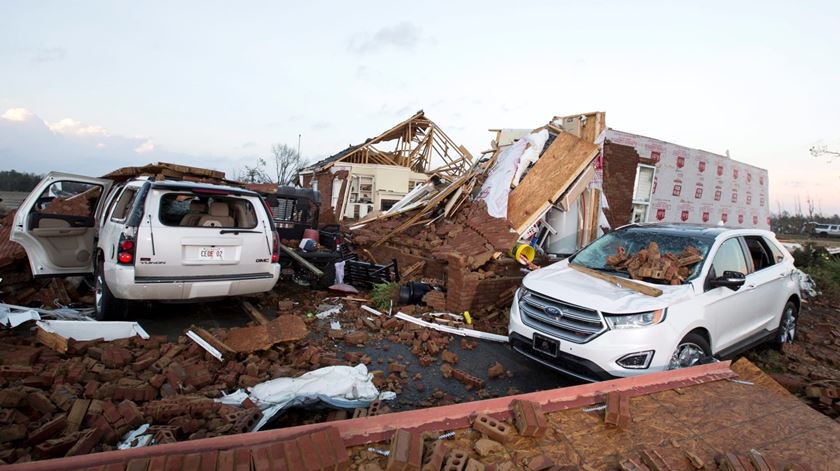 Tornado causa forte destruição nos EUA. Foto: Mark Wallheiser/EPA