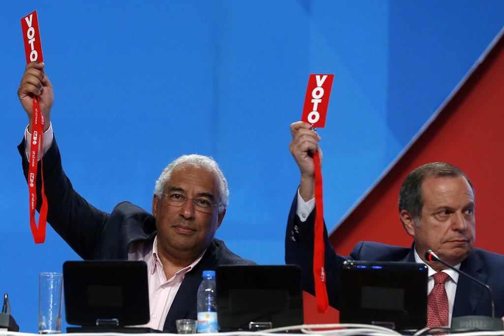António Costa ao lado de Carlos César no congresso do PS em junho de 2016. Foto: Tiago Petinga/Lusa
