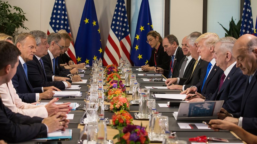 "Comitiva Trump" reunida com responsáveis da União Europeia. Foto: Stephanie Lecocq/ EPA