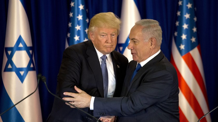 Trump cumprimenta Benjamin Netanyahu, primeiro-ministro de Israel. Foto: Ariel Schalit/EPA