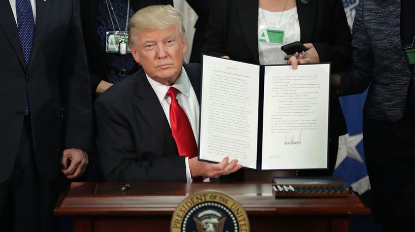 Trump assina o decreto para avançar com a construção do muro com o México. Foto: Chip Somodevilla/EPA