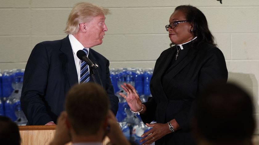 Donald Trump interrompido por pastora em Flint. Foto: DR
