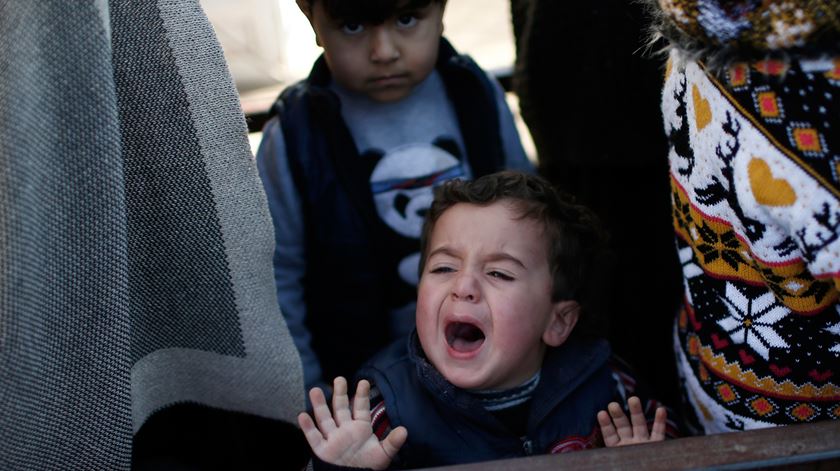 Refugiados aguardam autorização de entrada na Turquia no posto fronteiriço de Oncupinar, região de Kilis. Foto: Sedat Suna/EPA