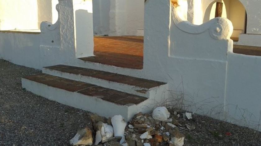 A destruição no adro do santuário de Nossa Senhora de Guadalupe. Foto: Ecclesia