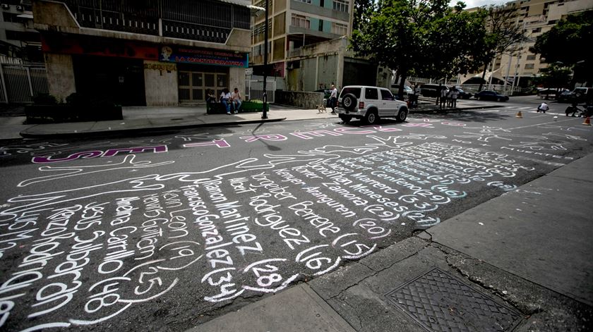 Numa estrada de Caracas, escreveu-se os nomes das vítimas de dois meses de confrontos. Foto: Miguel Gutierrez/EPA